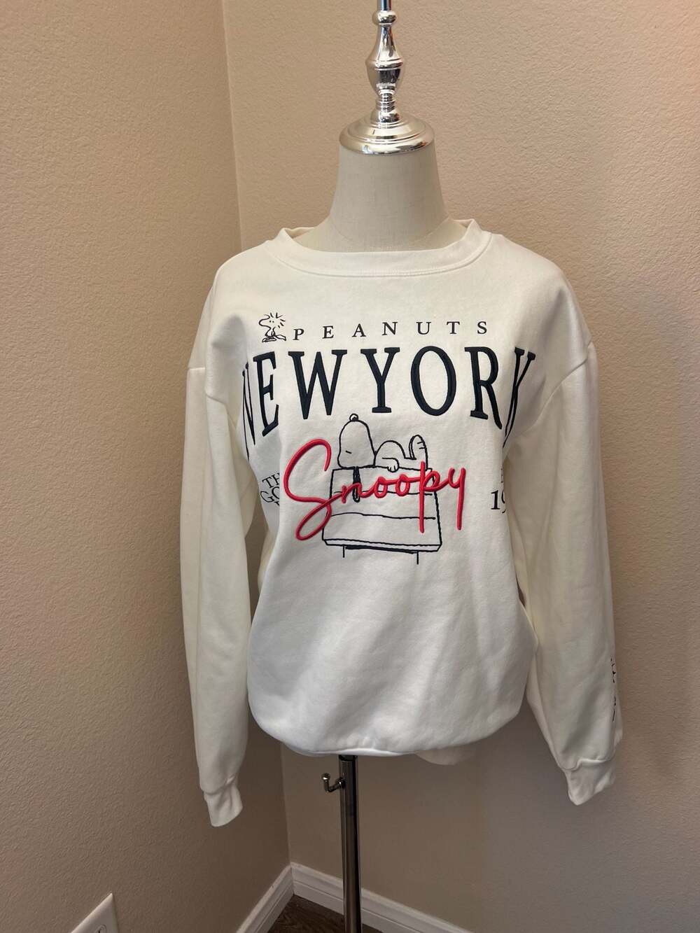 Peanuts Snoopy New York Graphic Crewneck Sweatshirt Ivory